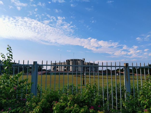 Bâtiment du Parlement du Bangladesh à l'extérieur