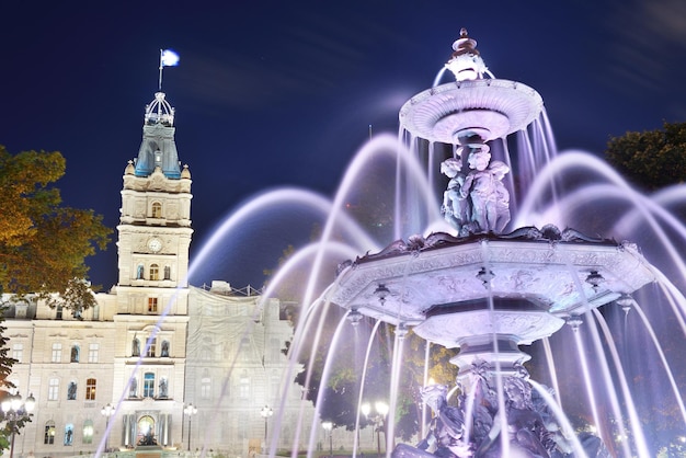 Bâtiment du Parlement et fontaine la nuit à Québec