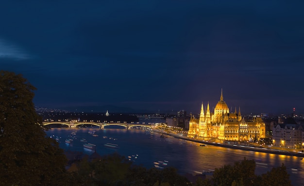 Bâtiment du Parlement hongrois de nuit