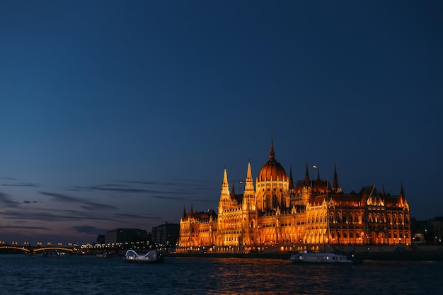 Bâtiment du Parlement sur la rive du fleuve à Budapest panoramique