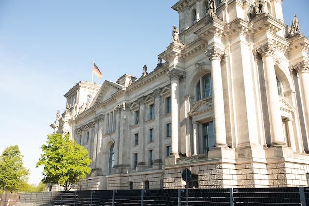 Le bâtiment du Reichstag s'affiche dans une journée ensoleillée.