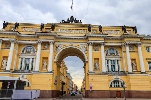 Bâtiment du Sénat et du Synode maintenant siège de la Cour constitutionnelle de Russie sur la place du Sénat à Saint-Pétersbourg Russie