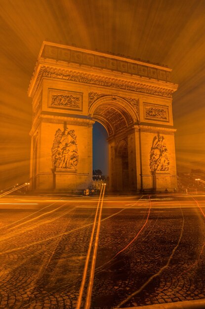 Photo bâtiment éclairé la nuit