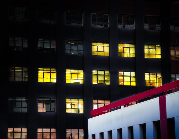 Photo bâtiment éclairé la nuit