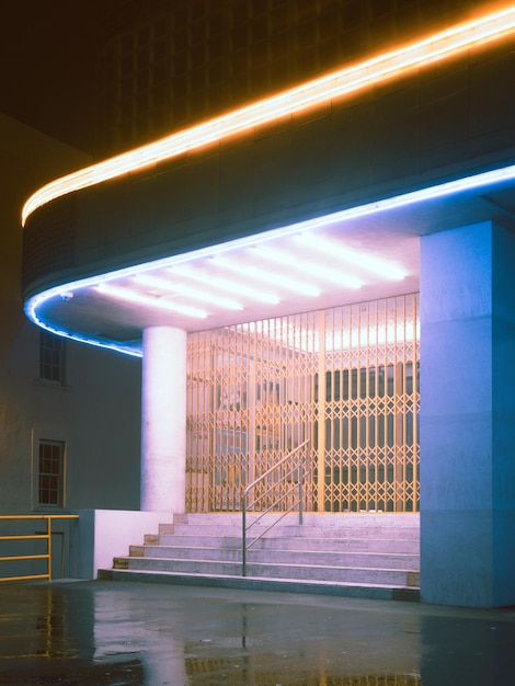 Bâtiment éclairé la nuit