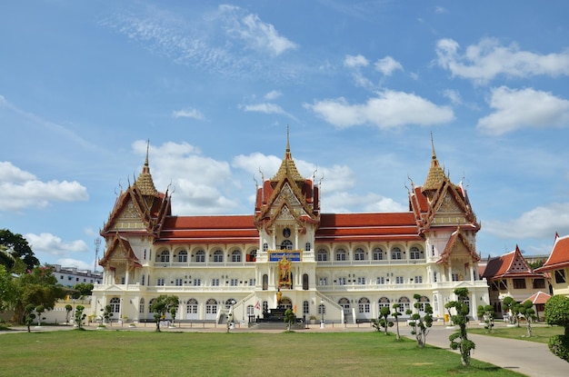 Photo bâtiment de l'école d'architecture pour les moines thaïlandais et les novices utilisent l'étude du département d'éducation religieuse du dhamma du monastère royal du temple wat bang phai à bangbuathong le 30 juillet 2011 à nonthaburi en thaïlande