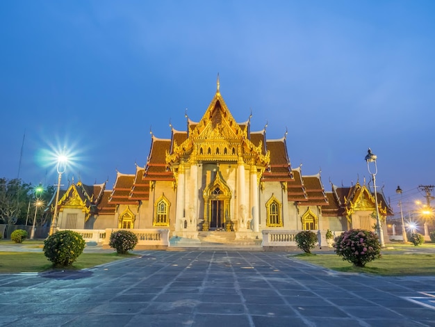 Le bâtiment de l'église du temple de marbre Wat Benjamabophit Bangkok Thaïlande sous le ciel du soir