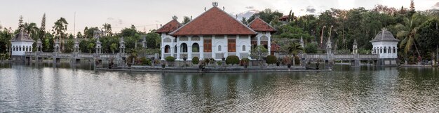 Photo le bâtiment de l'empereur du palais d'ujung à bali, en indonésie