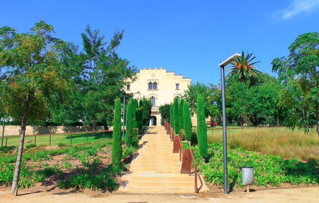 Un bâtiment entouré d'arbres à Lloret de mar Catalogne Espagne