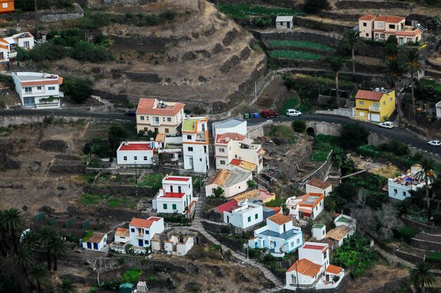 Bâtiment espagnol colonial coloré typique avec toit plat