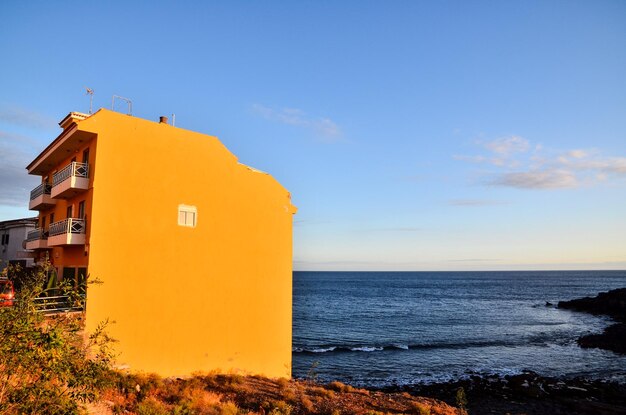 Bâtiment espagnol colonial coloré typique