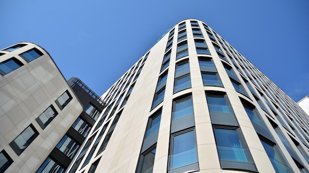 le bâtiment est un gratte-ciel moderne avec un fond de ciel bleu.