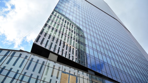 le bâtiment est un immeuble de bureaux moderne avec une façade en verre qui dit "le nom du bâtiment"