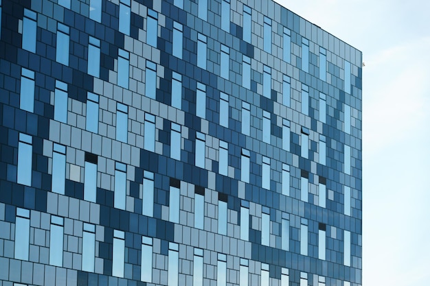 Un bâtiment avec une façade bleue et le mot " le mot " dessus. "