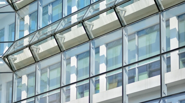 un bâtiment avec une façade vitrée qui dit « verre ».