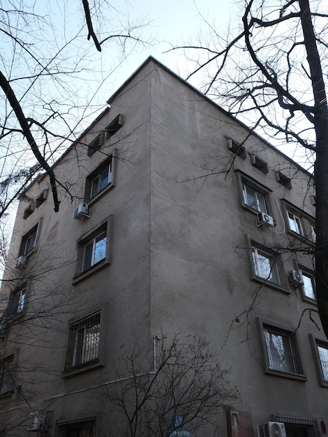 un bâtiment avec une fenêtre qui dit le bas de celui-ci