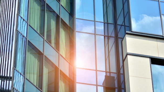 un bâtiment avec une fenêtre en verre sur laquelle est écrit « soleil ».