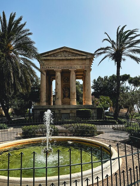 un bâtiment avec une fontaine au milieu