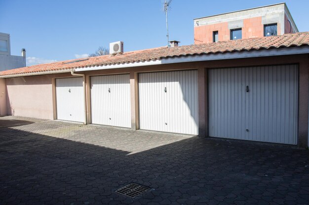 Bâtiment de garage en béton avec portes à volets roulants