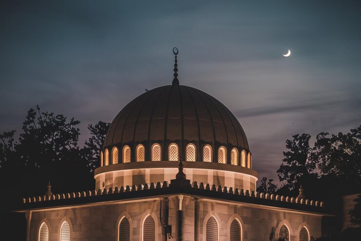 Photo un bâtiment avec un grand dôme et un symbole dessus