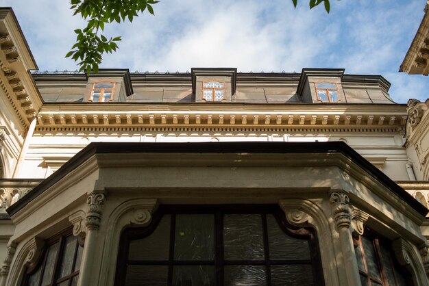 Un bâtiment avec une grande fenêtre et un panneau indiquant "la maison est visible"