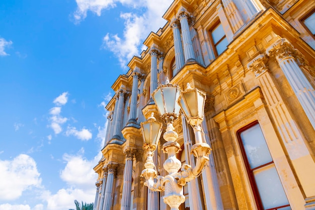 Photo un bâtiment avec une grande fenêtre qui dit 