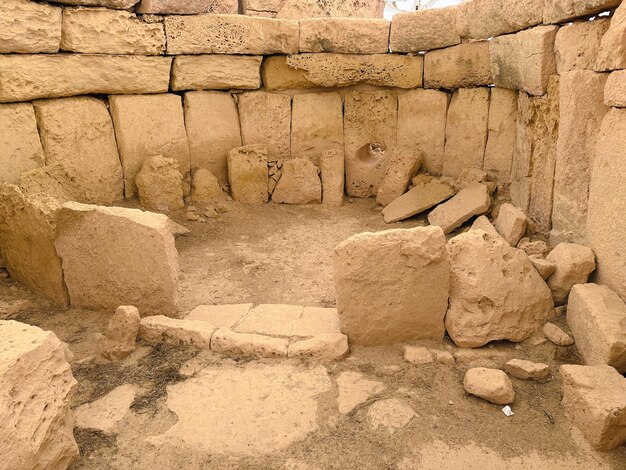 un bâtiment avec une grande pierre au milieu