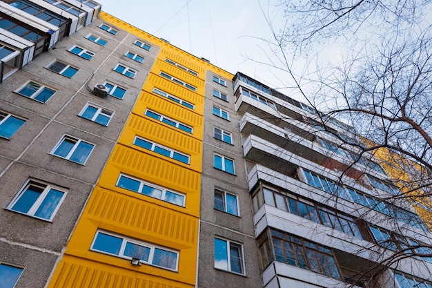 Photo bâtiment gris et jaune vif dans l'après-midi