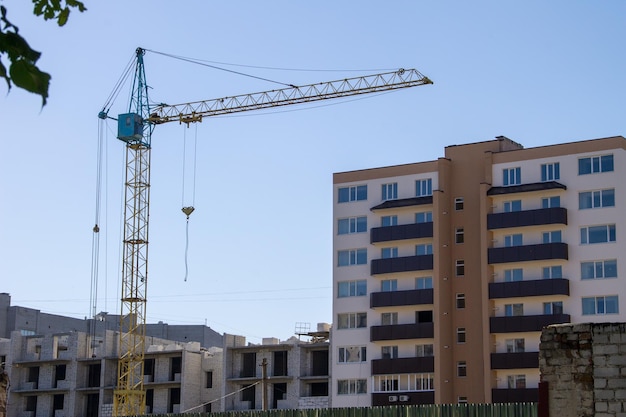 Bâtiment grue et bâtiment en construction contre le ciel bleu