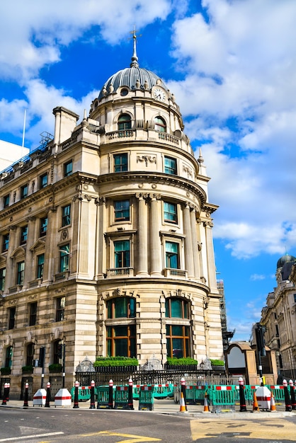 Bâtiment historique sur le carrefour bancaire à Londres en Angleterre