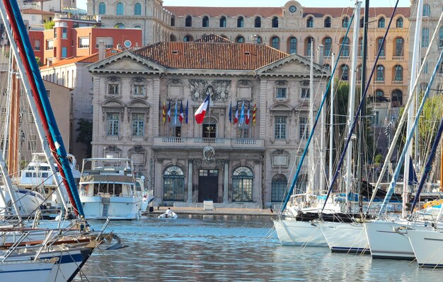 Le bâtiment historique de l'hôtel de ville de Marseille aux beaux jours France