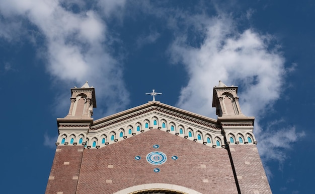 Bâtiment historique de St Antuan devant un ciel nuageux