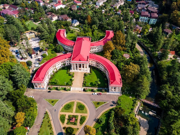 Le bâtiment de l'hôpital de balnéothérapie Matsesta Health resort Matsesta vue aérienne