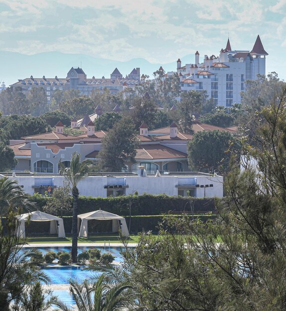 bâtiment de l'hôtel de villégiature en été