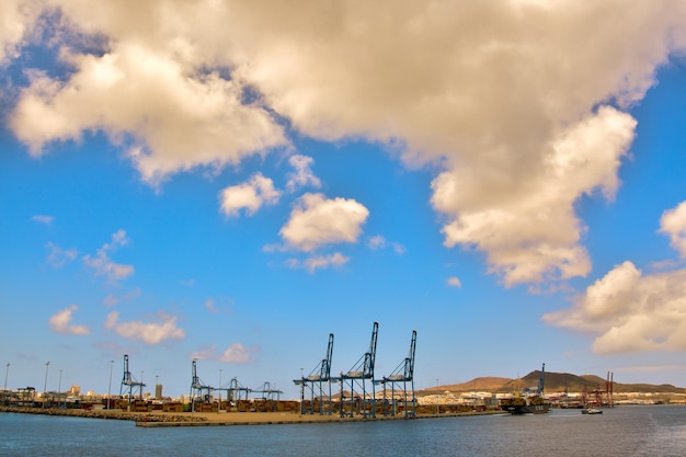 Bâtiment industriel éditorial dans le port