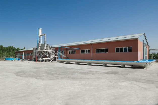 Bâtiment industriel d'un étage avec réservoirs et fossé d'irrigation