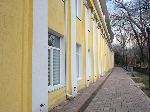 un bâtiment jaune avec un panneau disant le dessus