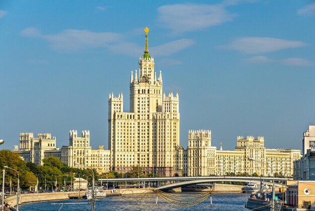 Photo bâtiment de kotelnicheskaya, l'un des gratte-ciel staliniens de moscou, en russie