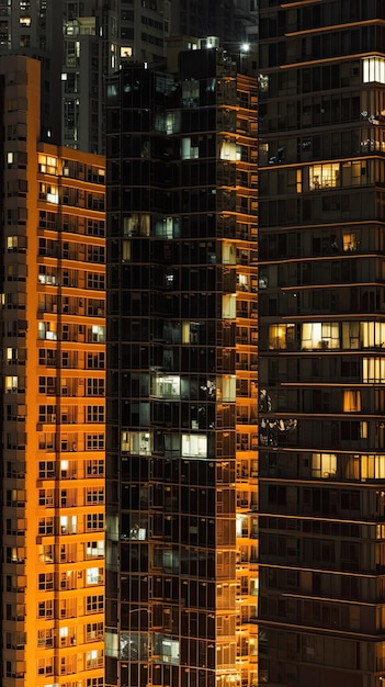 Un bâtiment avec les lumières allumées