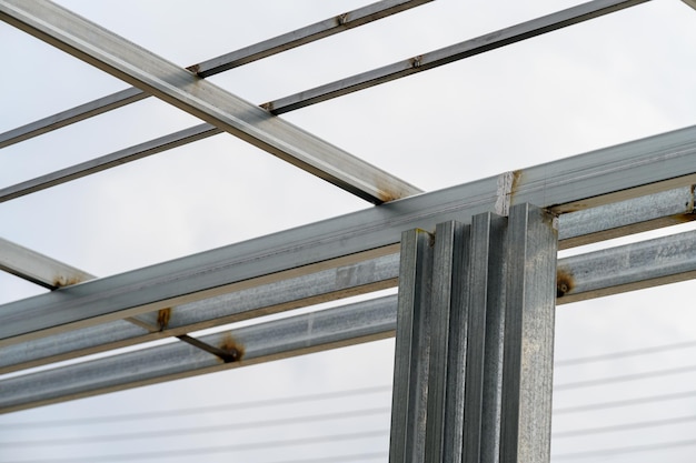 Le bâtiment de maison de structure métallique est en construction sur le fond de ciel