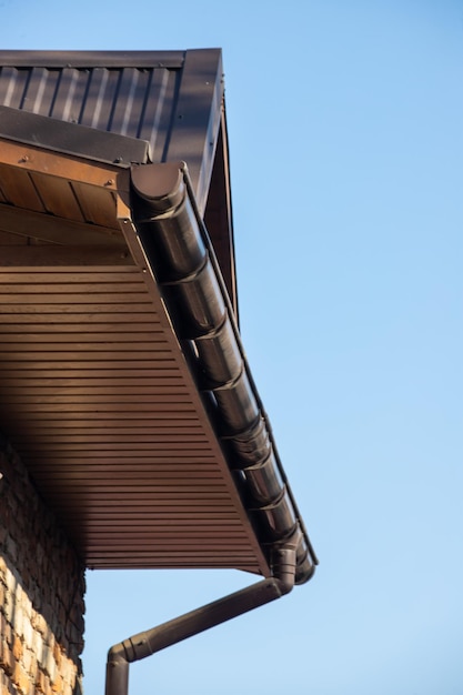 Bâtiment de maisons modernes Construction avec toit métallique, système de goutte de pluie au coin et protection du toit contre la neige, barre de neige, garde neige, toit, gardes neige, matériaux de construction, fournitures