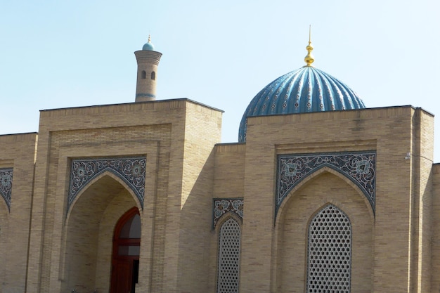 Le bâtiment de la médersa dans la ville de Tachkent