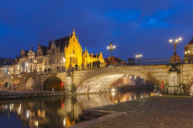 Bâtiment médiéval pittoresque et pont Saint-Michel au coucher du soleil à Gand, Belgique