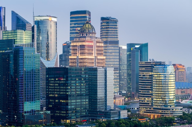 Bâtiment moderne agrandi dans la vue en grand angle du centre financier de shanghai