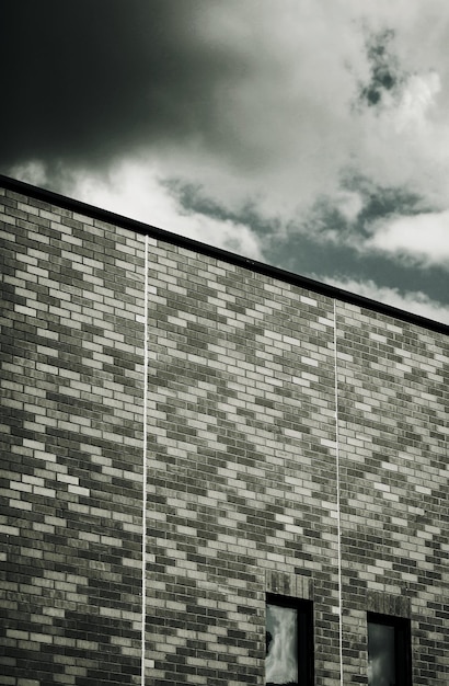 Bâtiment moderne en briques avec ciel dramatique