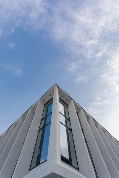 Bâtiment moderne ciel et mur de verre extérieur.