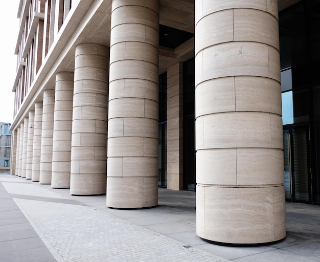 Bâtiment moderne avec colonnes alignées