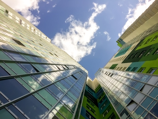 Bâtiment moderne coloré avec de grandes fenêtres