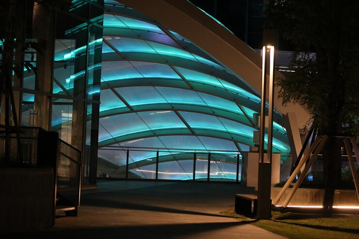 Photo bâtiment moderne éclairé dans la ville la nuit