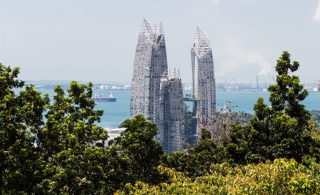 Un bâtiment moderne entouré de jungle